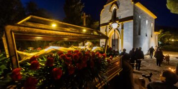 Finestrat: sobrecogedora procesión del Santo Entierro por el Castell