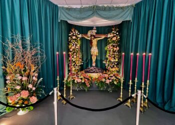 El salón de casa hecho templo: La fe que habita en las plantas bajas del Marítim