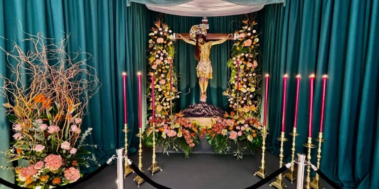 El salón de casa hecho templo: La fe que habita en las plantas bajas del Marítim