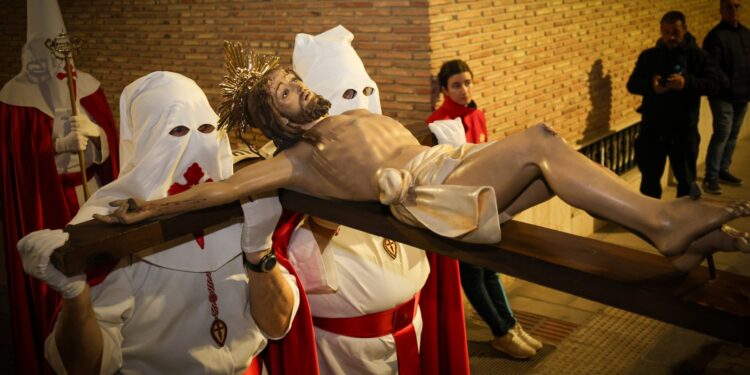 Torrent exalta su fervor en un Martes Santo multitudinario y se prepara para el gran misterio del Miércoles