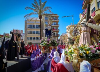 La fe inunda las calles: Torrent vive una mañana de devoción con el Encuentro Doloroso y la «Trencà de l’hora»