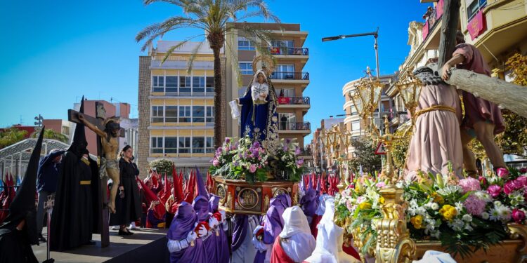 La fe inunda las calles: Torrent vive una mañana de devoción con el Encuentro Doloroso y la «Trencà de l’hora» 1 La fe inunda las calles: Torrent vive una mañana de devoción con el Encuentro Doloroso y la «Trencà de l’hora»