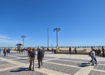 El Ayuntamiento olvida la instalación de aseos en el Cabanyal y la Malvarrosa pese a la masiva afluencia de bañistas