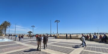 El Ayuntamiento olvida la instalación de aseos en el Cabanyal y la Malvarrosa pese a la masiva afluencia de bañistas