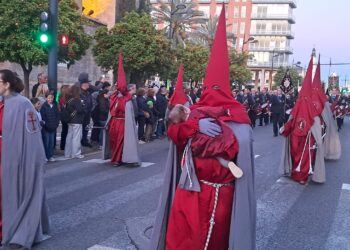 La visita a los monumentos reúne a las 31 cofradías de la Semana Santa Marinera de Valencia