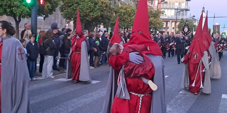 La visita a los monumentos reúne a las 31 cofradías de la Semana Santa Marinera de Valencia
