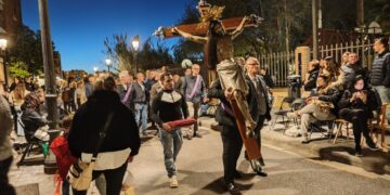 El Marítim se rinde al fervor: El Santo Entierro desborda pasión en la Semana Santa Marinera