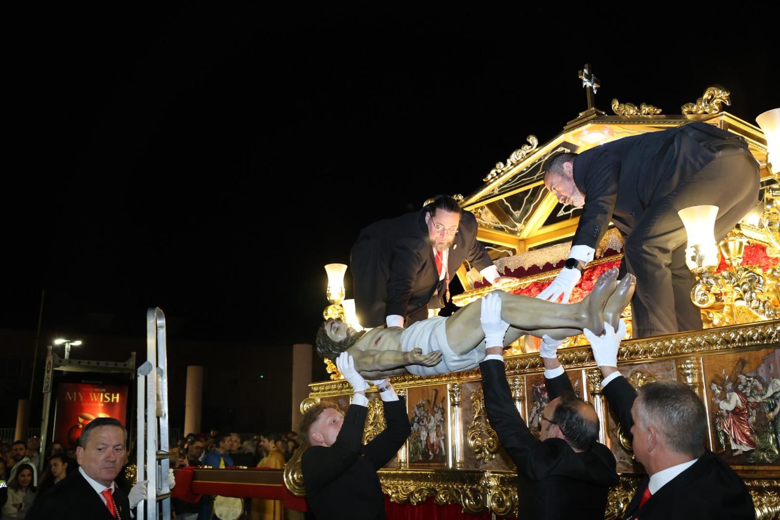 Torrent se sumergió en el fervor del Santo Entierro: una crónica de silencio, devoción y fe 6 WhatsApp Image 2026 04 04 at 09.58.02