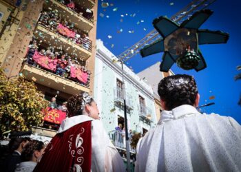 Torrent se rinde a la luz: El Encuentro Glorioso consagra el Domingo de Resurrección como el hito de la Semana Santa