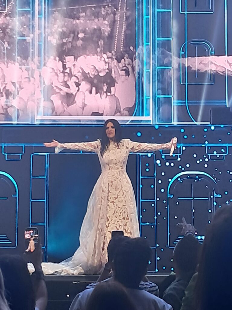 Laura Pausini conquista el Roig Arena: Una noche de emoción