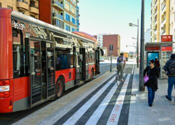 Valencia abre el último tramo del carril bici de San Vicente entre quejas de los usuarios del bus