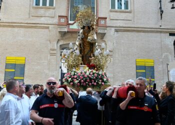 La Virgen cigarrera vuelve a desfilar por las calles de l'Exposició