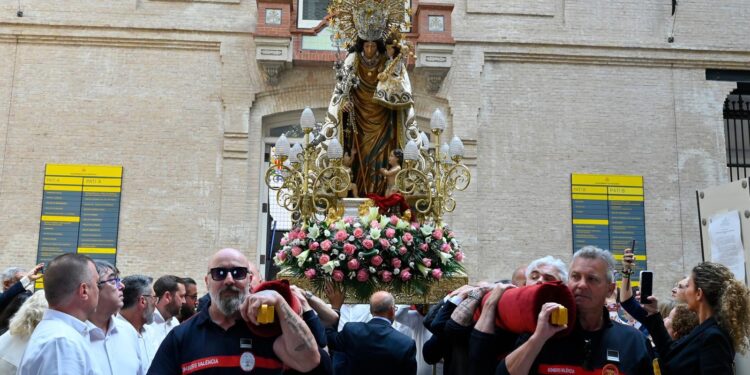 La Virgen cigarrera vuelve a desfilar por las calles de l'Exposició