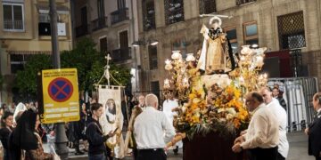 El Altar del Mocadoret despide las fiestas de Sant Vicent Ferrer con fervor y tradición
