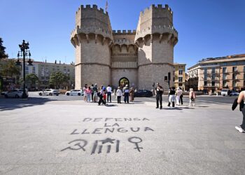 Lo Rat Penat denuncia les pintades catalanistes en les Torres dels Serrans en acabar la manifestació d'este dissabte, en el 25 d'abril com a excusa