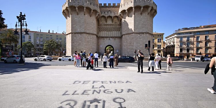 Lo Rat Penat denuncia les pintades catalanistes en les Torres dels Serrans en acabar la manifestació d'este dissabte, en el 25 d'abril com a excusa