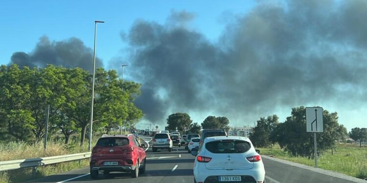 Incendio en una campa de Mislata moviliza a los servicios de emergencia junto a la A-3