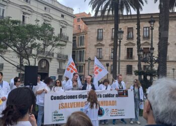 Un millar de médicos se manifiestan por el centro de Valéncia exigiendo el Estatuto Médico