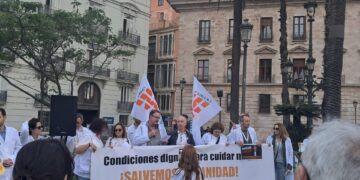 Un millar de médicos se manifiestan por el centro de Valéncia exigiendo el Estatuto Médico