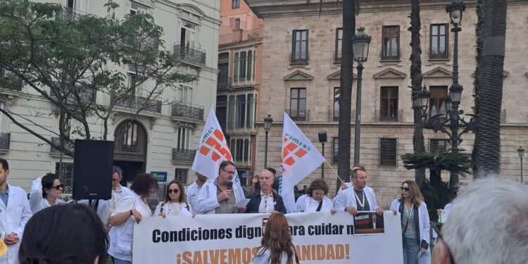 Un millar de médicos se manifiestan por el centro de Valéncia exigiendo el Estatuto Médico