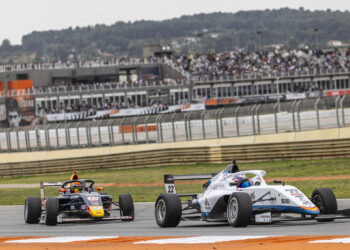 Vivek Kanthan domina en Cheste y cierra un multitudinario estreno del Racing Weekend