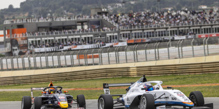 Vivek Kanthan domina en Cheste y cierra un multitudinario estreno del Racing Weekend