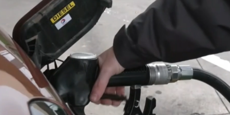 Bruselas avisa a España: no se puede bajar el IVA de gasolina y diésel según la normativa europea 1 gasolina petroleo gasolinera 10