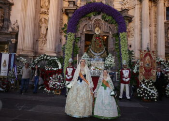 Hermandad en el Mediterráneo: Las Falleras Mayores de Valencia engalanan la Ofrenda de Murcia