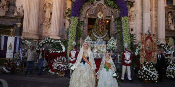 Hermandad en el Mediterráneo: Las Falleras Mayores de Valencia engalanan la Ofrenda de Murcia