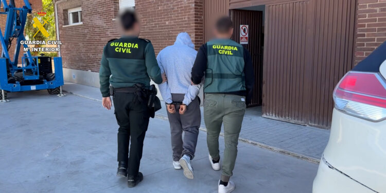 La Guardia Civil detiene al autor de una serie de robos de cosmética de lujo valorados en 300.000 euros