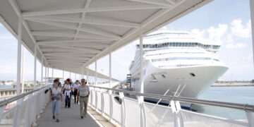 Guerra de estrategias en el Puerto de Valencia: La Diputación busca lo que Catalá rechaza, los cruceristas