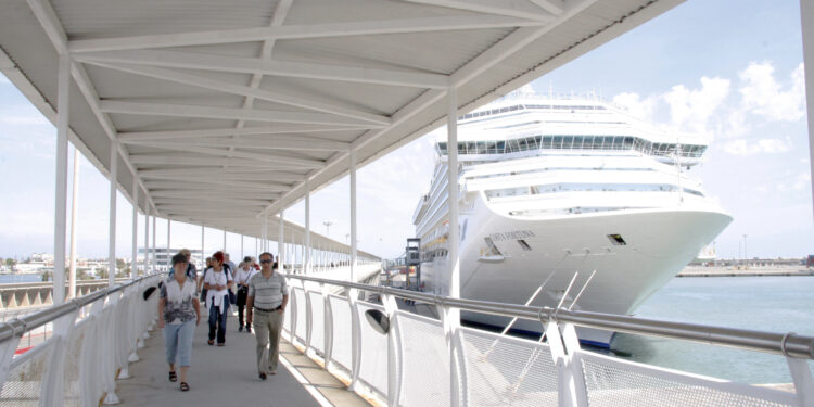 Guerra de estrategias en el Puerto de Valencia: La Diputación busca lo que Catalá rechaza, los cruceristas 1 Guerra de estrategias en el Puerto de Valencia: La Diputación busca lo que Catalá rechaza, los cruceristas
