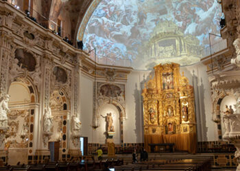 El Vía Crucis de los Santos Juanes denuncia el drama de la vivienda en el corazón de Valencia