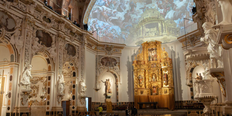El Vía Crucis de los Santos Juanes denuncia el drama de la vivienda en el corazón de Valencia