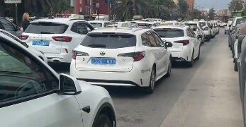 El taxi declara la guerra total en Valéncia: amenaza con un paro indefinido ante la «invasión» de las VTC
