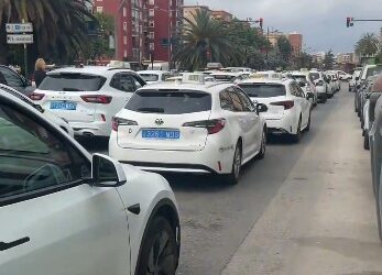 El taxi declara la guerra total en Valéncia: amenaza con un paro indefinido ante la «invasión» de las VTC