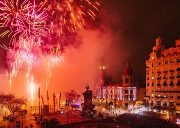 Más de 6.000 personas participan en el sorteo para ver la mascletà nocturna del Día de la Madre en Valencia
