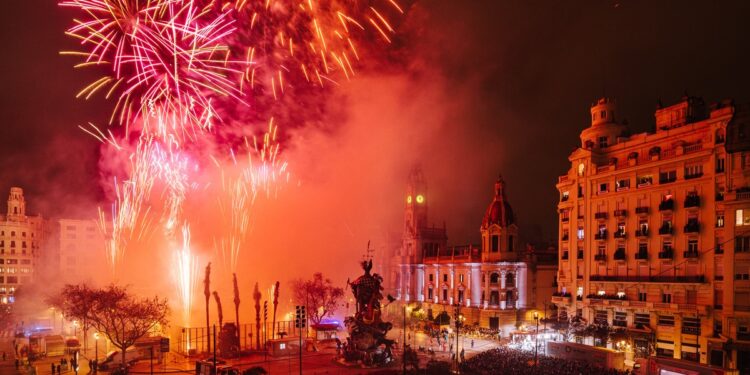 Más de 6.000 personas participan en el sorteo para ver la mascletà nocturna del Día de la Madre en Valencia