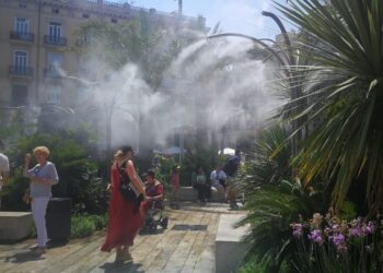 Valencia activa la nebulización de agua en la plaza de la Reina para combatir el calor primaveral