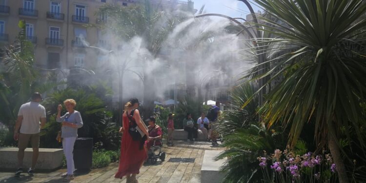 Valencia activa la nebulización de agua en la plaza de la Reina para combatir el calor primaveral 1 Valencia activa la nebulización de agua en la plaza de la Reina para combatir el calor primaveral