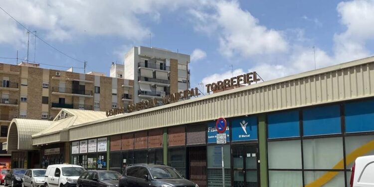 El Mercado de Torrefiel iniciará en junio obras de eficiencia energética y cerrará en agosto