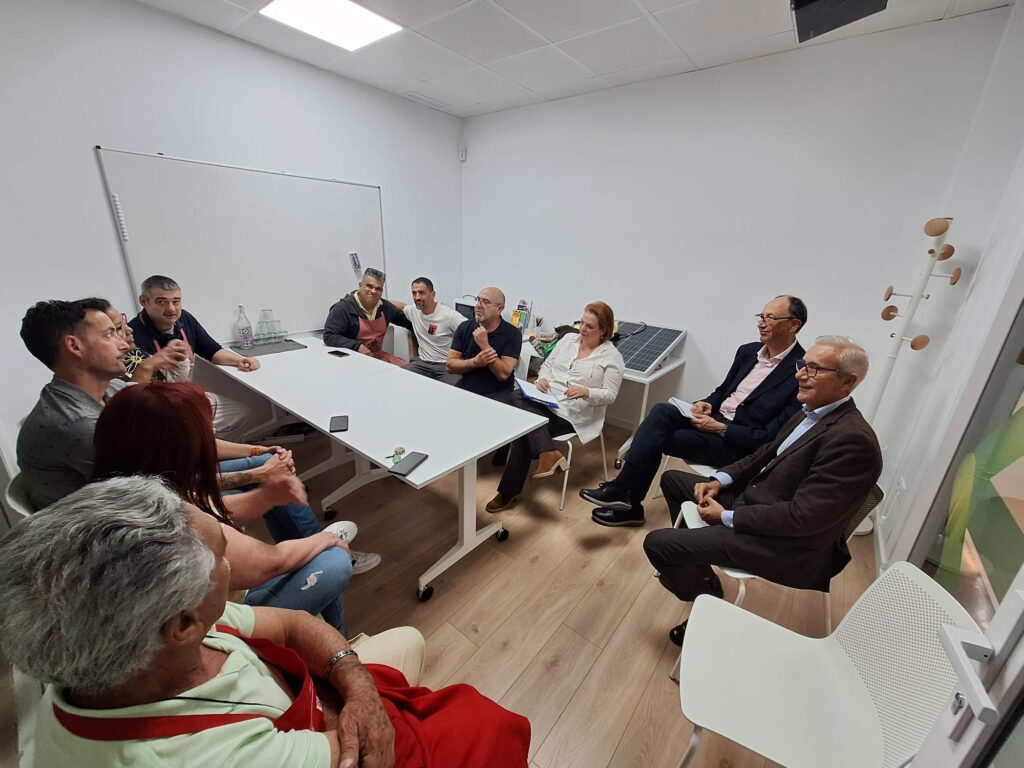0505 Reunio Ballester venedors Mercat Torrefiel