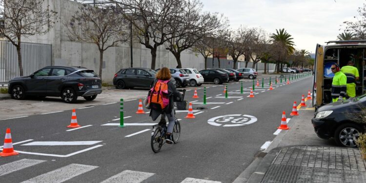 Valencia actúa en el entorno del IES Cabanyal para frenar la velocidad y mejorar la seguridad vial