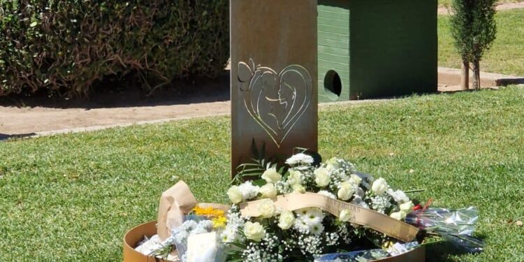 Valéncia inaugura un espacio de memoria para el duelo gestacional y neonatal en el Cementerio General