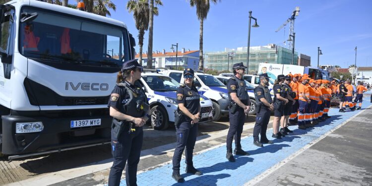 Valencia adelanta el operativo de playas y supera por primera vez los 200 efectivos de seguridad y limpieza