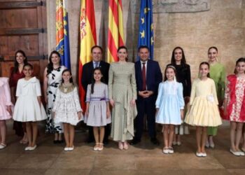 Recepción oficial a las Bellees del Foc 2026, María Pastor González y Leire Arellano Ruiz, junto a sus Damas de Honor en el Palau de la Generalitat