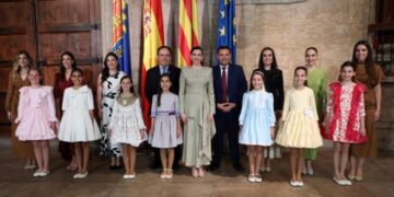 Recepción oficial a las Bellees del Foc 2026, María Pastor González y Leire Arellano Ruiz, junto a sus Damas de Honor en el Palau de la Generalitat