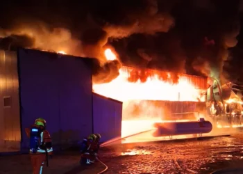 Un incendio destruye una granja avícola en Sinarcas y obliga a una intensa intervención para evitar una explosión de gas