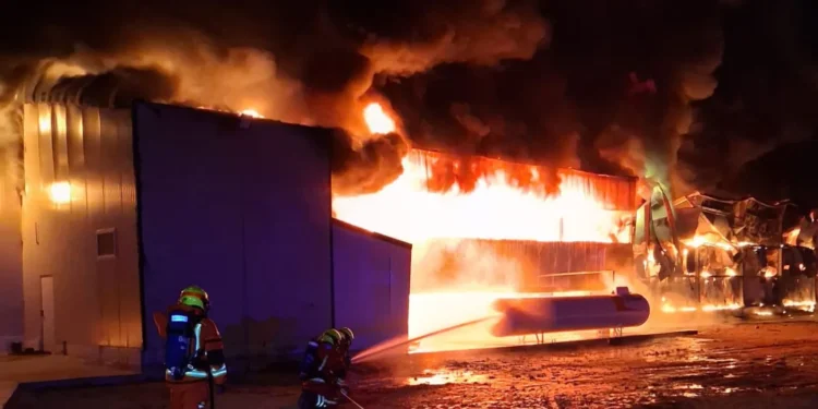 Un incendio destruye una granja avícola en Sinarcas y obliga a una intensa intervención para evitar una explosión de gas