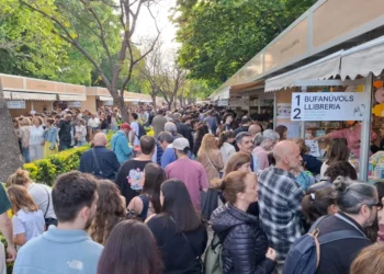 La Fira del Llibre de Valencia resiste la lluvia y mantiene el pulso en una edición récord